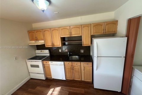 Снять в аренду кондоминиум в Форт-Лодердейл, Флорида 3 спальни, 108.7м2, № 2040685 - фото 4