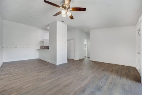 Снять в аренду кондоминиум в Хайалиа, Флорида 3 спальни, 102.19м2, № 2034645 - фото 4