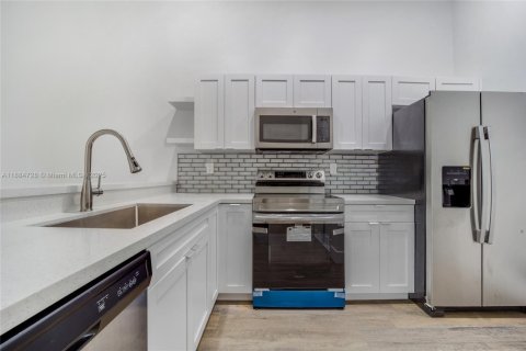 Снять в аренду кондоминиум в Хайалиа, Флорида 3 спальни, 102.19м2, № 2034645 - фото 2