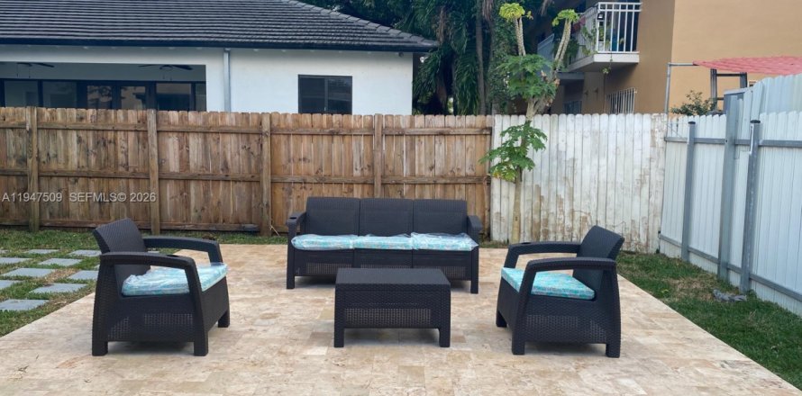 Дом в Майами, Флорида 3 спальни, 152.92м2 № 2003354