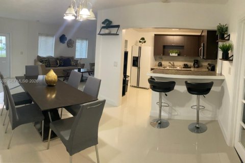 Снять в аренду виллу или дом в Майами, Флорида 3 спальни, 152.92м2, № 2003354 - фото 4