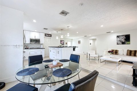 House in Fort Lauderdale, Florida 3 bedrooms, 149.11 sq.m. № 1891252 - photo 5