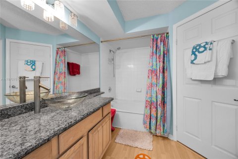 Condo in Coral Gables, Florida, 1 bedroom  № 1702088 - photo 15