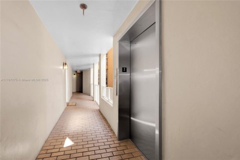 Condo in Coral Gables, Florida, 1 bedroom  № 1702088 - photo 20