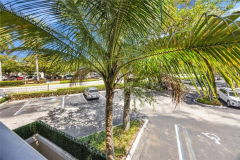 Condo in Coral Gables, Florida, 1 bedroom  № 1702088 - photo 18