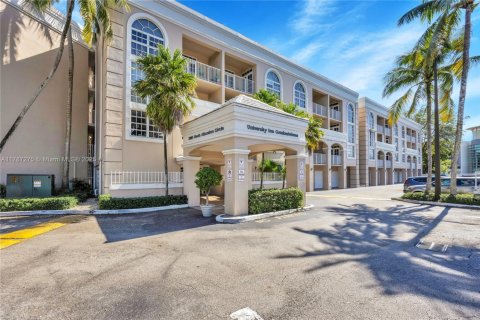 Condo in Coral Gables, Florida, 1 bedroom  № 1702088 - photo 23