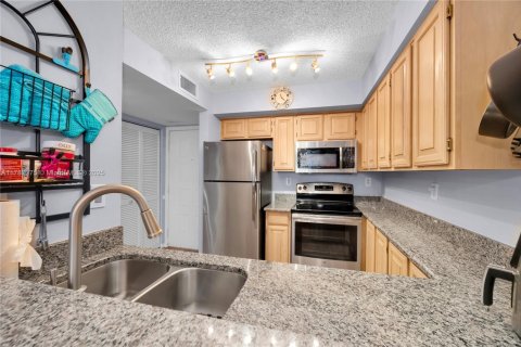 Condo in Coral Gables, Florida, 1 bedroom  № 1702088 - photo 9
