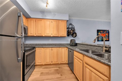 Condo in Coral Gables, Florida, 1 bedroom  № 1702088 - photo 11