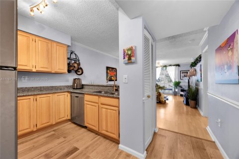 Condo in Coral Gables, Florida, 1 bedroom  № 1702088 - photo 8