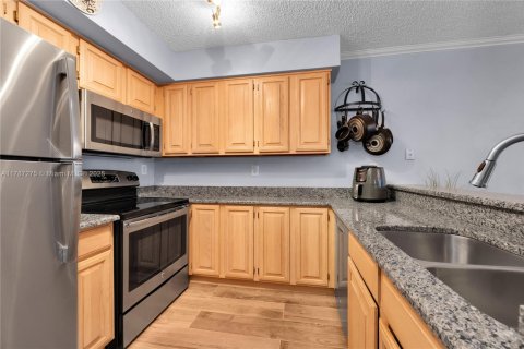 Condo in Coral Gables, Florida, 1 bedroom  № 1702088 - photo 10