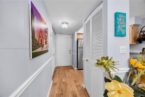 Condo in Coral Gables, Florida, 1 bedroom  № 1702088 - photo 7