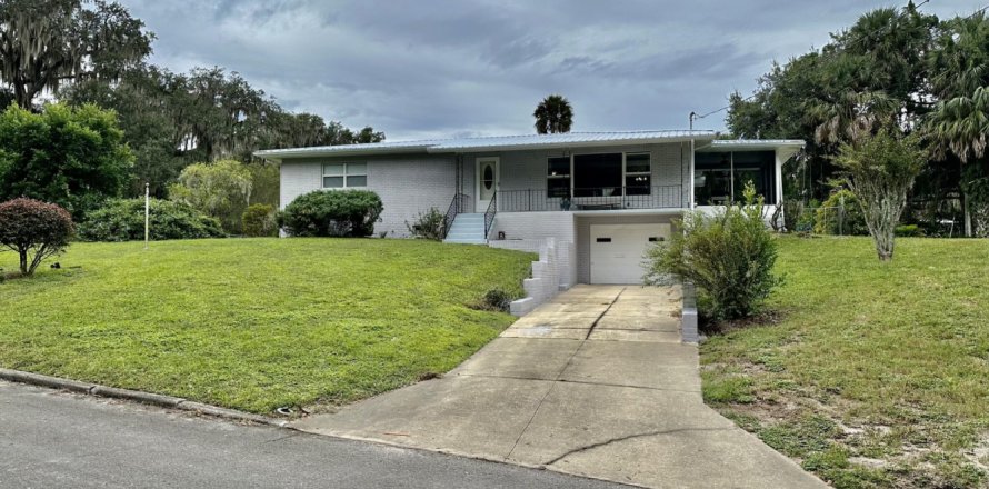 House in Crescent City, Florida 4 bedrooms, 240.52 sq.m. № 772215
