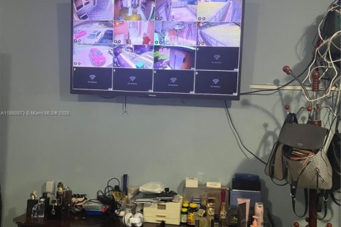 House in Miami, Florida 4 bedrooms, 180.88 sq.m. № 1977804 - photo 3