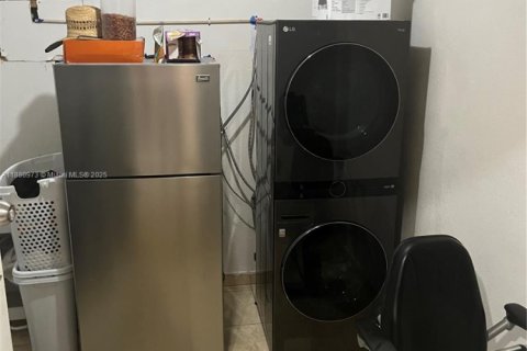 House in Miami, Florida 4 bedrooms, 180.88 sq.m. № 1977804 - photo 6