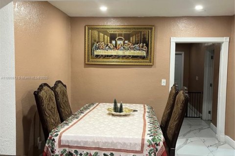 House in Miami, Florida 4 bedrooms, 180.88 sq.m. № 1977804 - photo 18