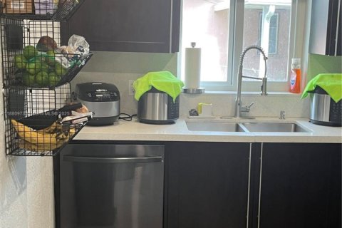 House in Miami, Florida 4 bedrooms, 180.88 sq.m. № 1977804 - photo 13