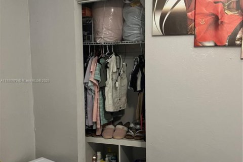 House in Miami, Florida 4 bedrooms, 180.88 sq.m. № 1977804 - photo 21