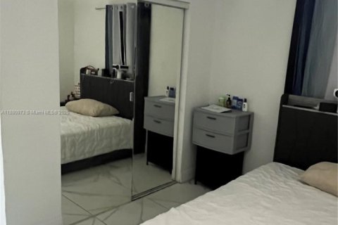 House in Miami, Florida 4 bedrooms, 180.88 sq.m. № 1977804 - photo 26