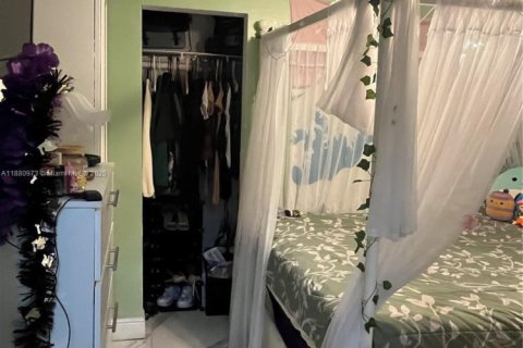 House in Miami, Florida 4 bedrooms, 180.88 sq.m. № 1977804 - photo 30