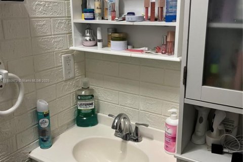 House in Miami, Florida 4 bedrooms, 180.88 sq.m. № 1977804 - photo 5