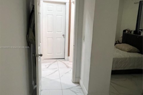 House in Miami, Florida 4 bedrooms, 180.88 sq.m. № 1977804 - photo 27