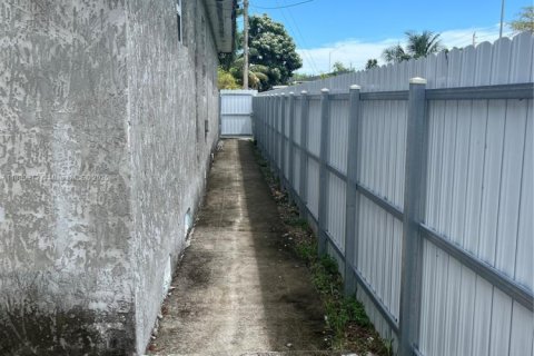 House in Miami, Florida 4 bedrooms, 180.88 sq.m. № 1977804 - photo 8