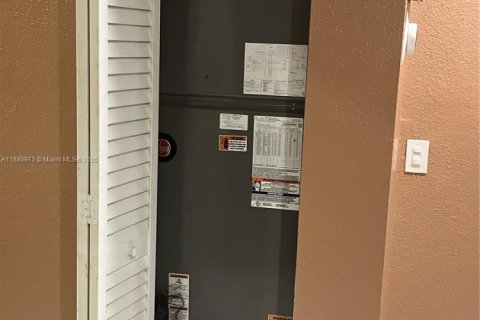 House in Miami, Florida 4 bedrooms, 180.88 sq.m. № 1977804 - photo 12