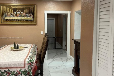 House in Miami, Florida 4 bedrooms, 180.88 sq.m. № 1977804 - photo 19