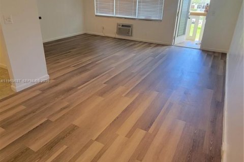 Condo in Boca Raton, Florida, 1 bedroom  № 2008149 - photo 4