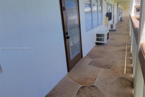 Condo in Boca Raton, Florida, 1 bedroom  № 2008149 - photo 12