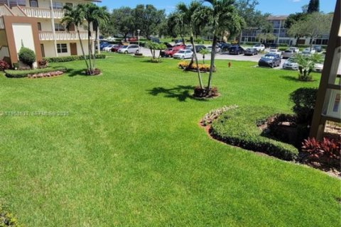 Condo in Boca Raton, Florida, 1 bedroom  № 2008149 - photo 14