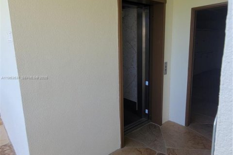 Condo in Boca Raton, Florida, 1 bedroom  № 2008149 - photo 11