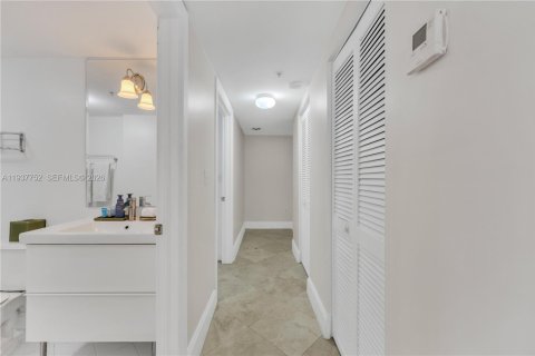 Condo in Miami, Florida, 1 bedroom  № 1997520 - photo 9