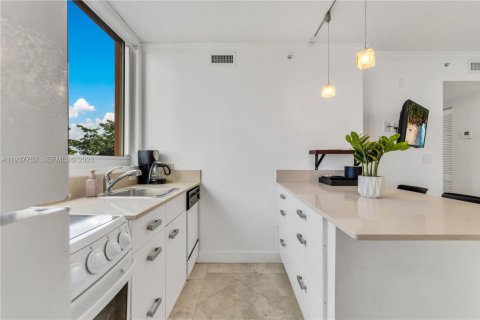 Condo in Miami, Florida, 1 bedroom  № 1997520 - photo 7