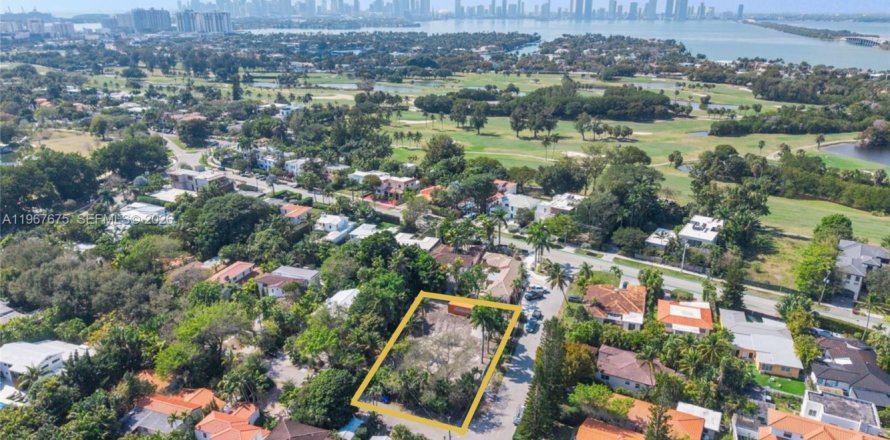 Terreno en Miami Beach, Florida № 2041938