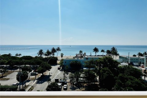 Condo in Hollywood, Florida, 2 bedrooms № 1783804 - photo 2