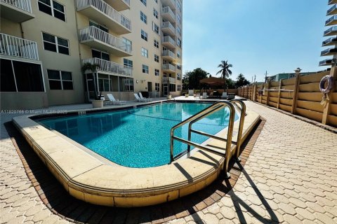 Condo in Hollywood, Florida, 2 bedrooms № 1783804 - photo 12