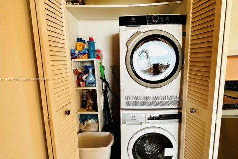 Condo in Hollywood, Florida, 2 bedrooms № 1783804 - photo 15
