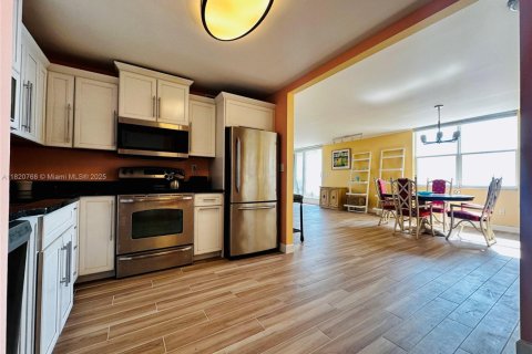 Condo in Hollywood, Florida, 2 bedrooms № 1783804 - photo 14