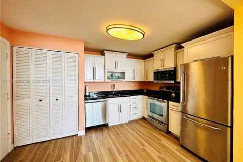 Condo in Hollywood, Florida, 2 bedrooms № 1783804 - photo 13