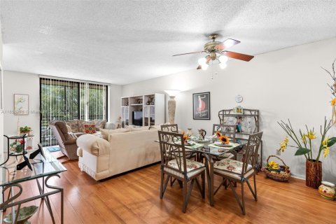 Condo in Pembroke Pines, Florida, 1 bedroom  № 1878439 - photo 11