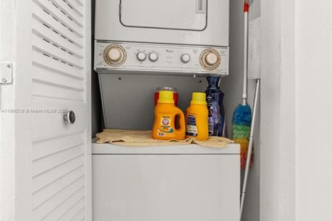 Condo in Pembroke Pines, Florida, 1 bedroom  № 1878439 - photo 25
