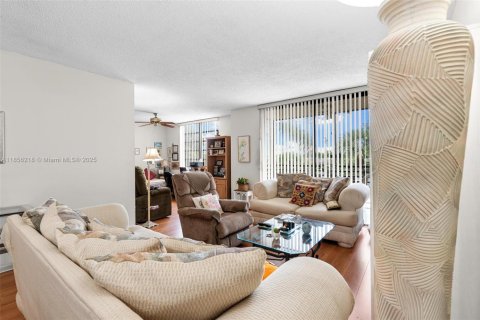 Condo in Pembroke Pines, Florida, 1 bedroom  № 1878439 - photo 15