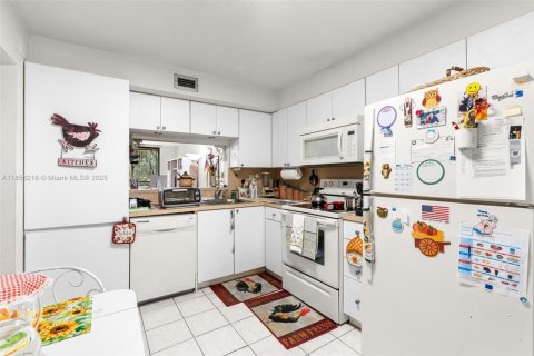 Condo in Pembroke Pines, Florida, 1 bedroom  № 1878439 - photo 9