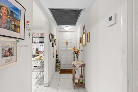 Condo in Pembroke Pines, Florida, 1 bedroom  № 1878439 - photo 6