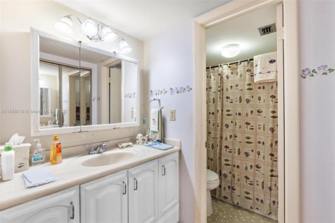 Condo in Pembroke Pines, Florida, 1 bedroom  № 1878439 - photo 22