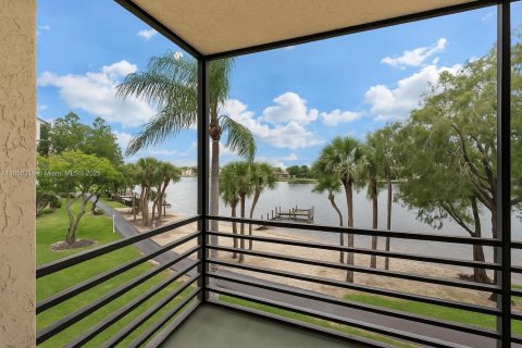 Condo in Pembroke Pines, Florida, 1 bedroom  № 1878439 - photo 1