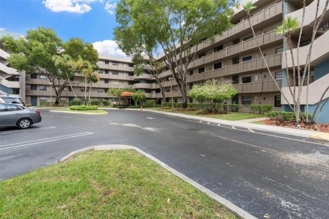 Condo in Pembroke Pines, Florida, 1 bedroom  № 1878439 - photo 3