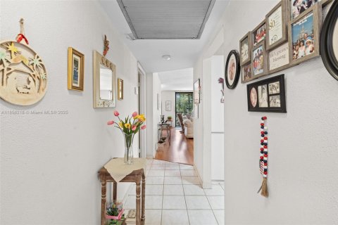 Condo in Pembroke Pines, Florida, 1 bedroom  № 1878439 - photo 5