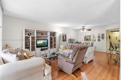 Condo in Pembroke Pines, Florida, 1 bedroom  № 1878439 - photo 14